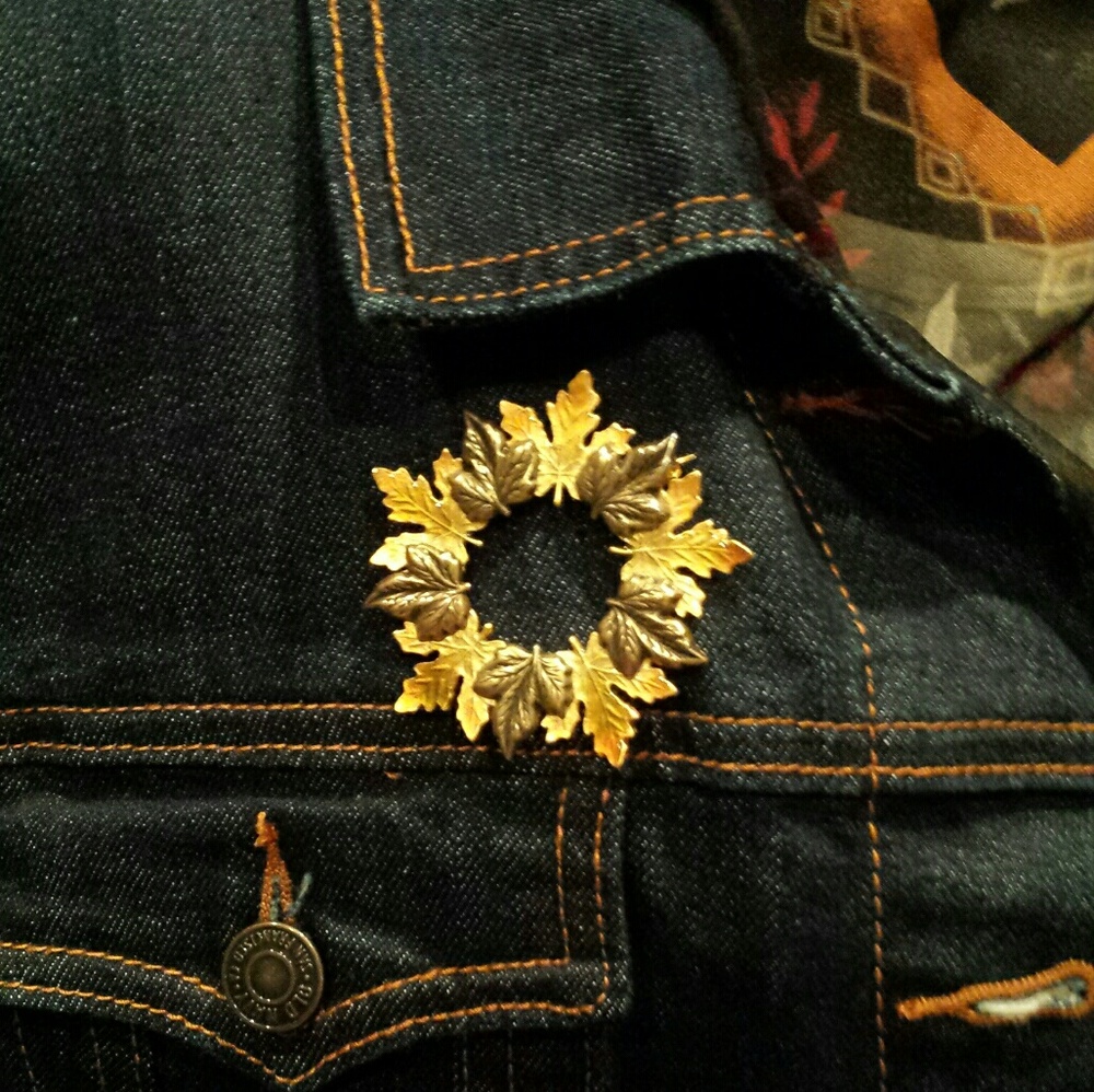 Fall leaf pin - Picture 2 of 3